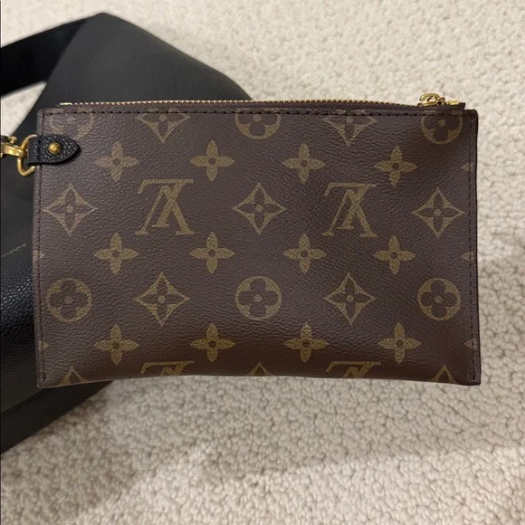 Black low key hobo LV - Picture 10 of 16